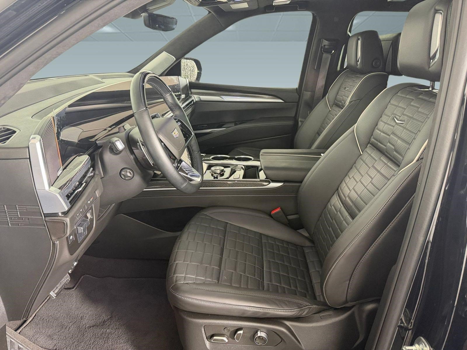 Used 2025 Cadillac Escalade ESV V AWD/4WD image 5