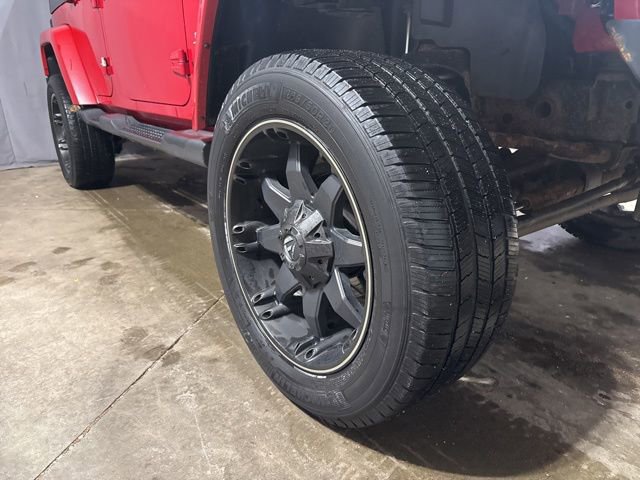Used 2013 Jeep Wrangler Unlimited Sahara AWD/4WD image 5