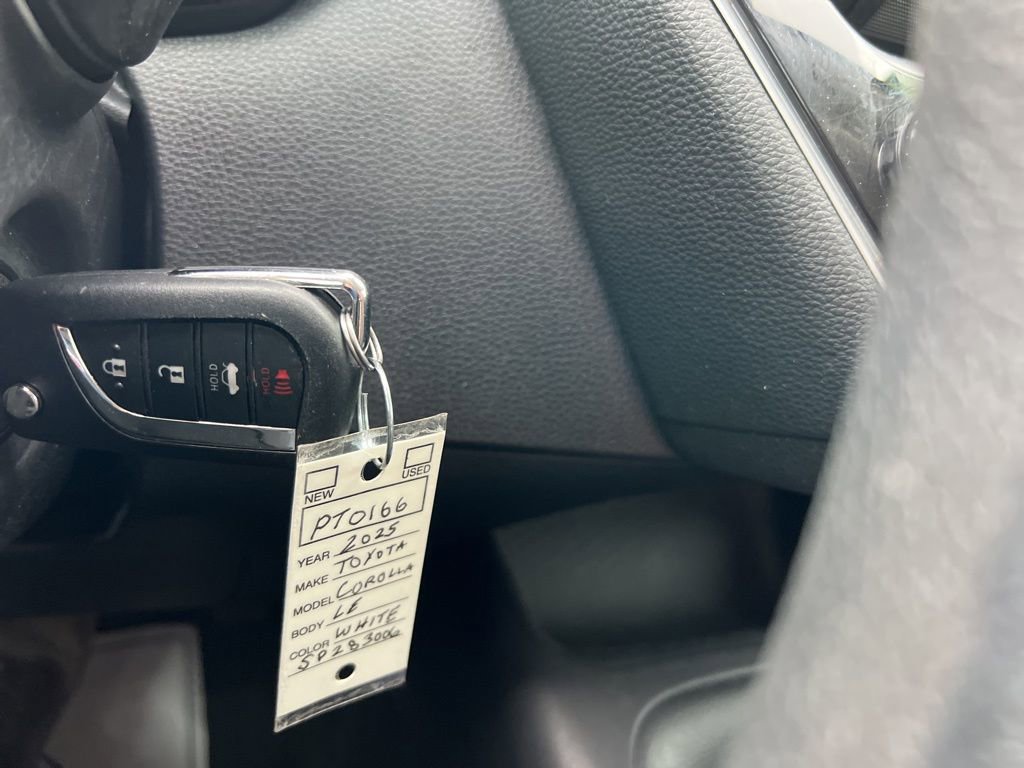 Used 2025 Toyota Corolla LE image 27