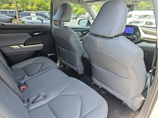 Used 2023 Toyota Highlander XLE FWD image 13