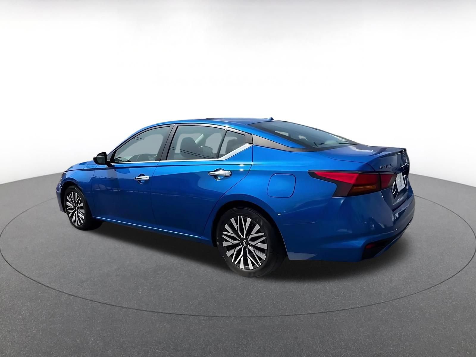 Used 2025 Nissan Altima 2.5 SV FWD image 10