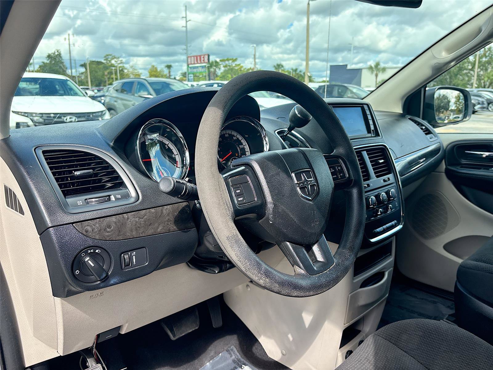 Used 2019 Dodge Grand Caravan SE FWD image 9