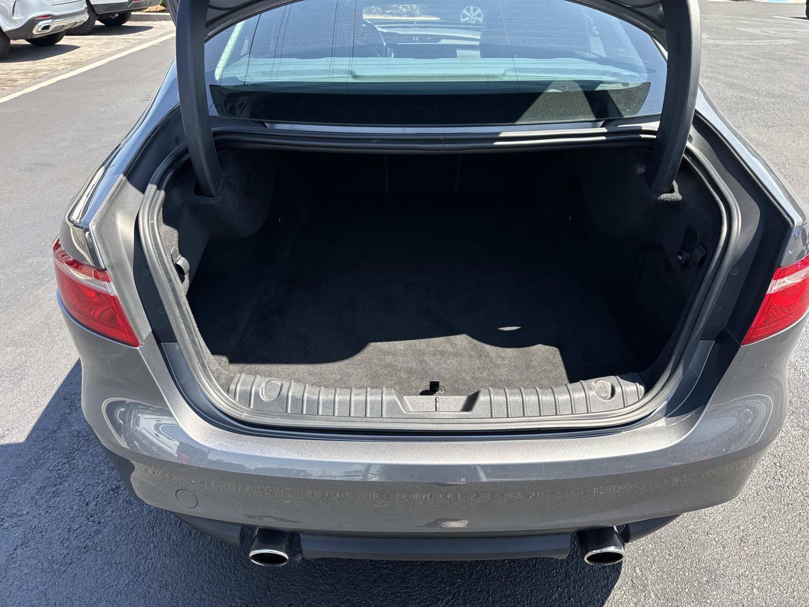 Used 2017 Jaguar XF Premium RWD image 8