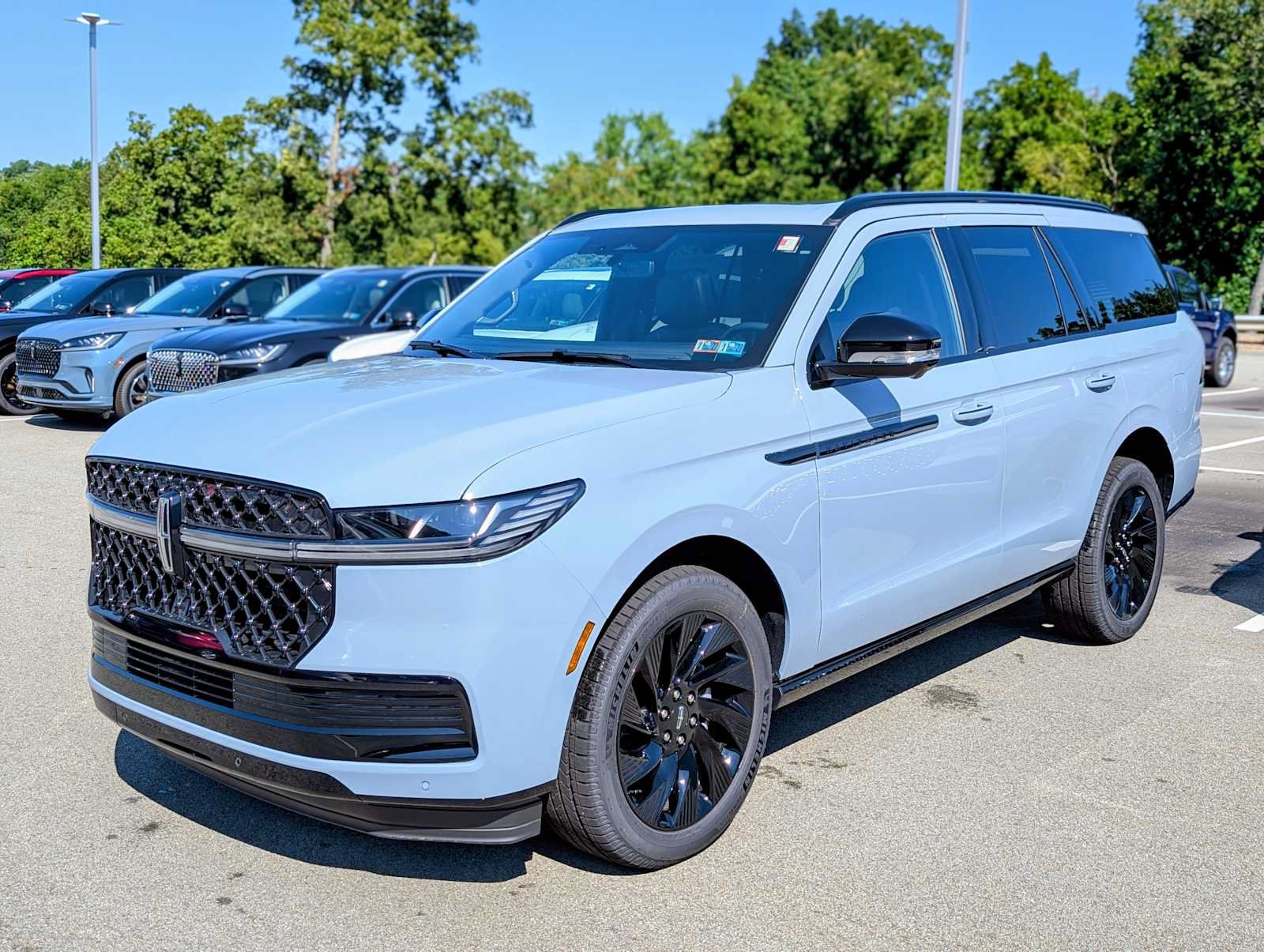 New 2027 Lincoln Navigator Reserve w/ Jet Appearance Package