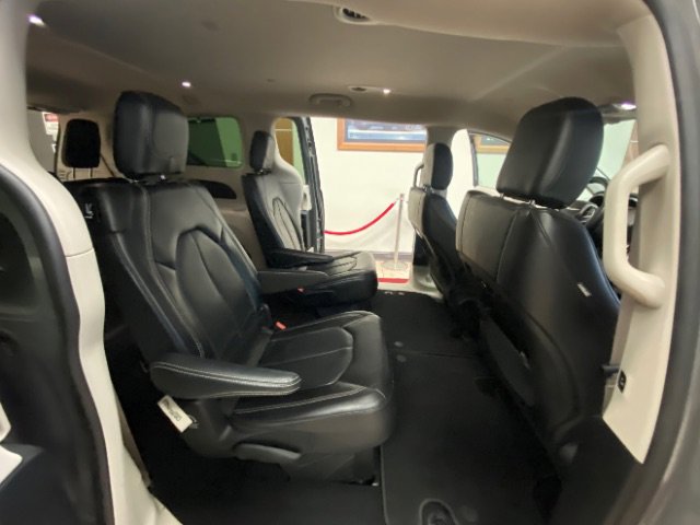 Used 2022 Chrysler Pacifica Touring-L image 19