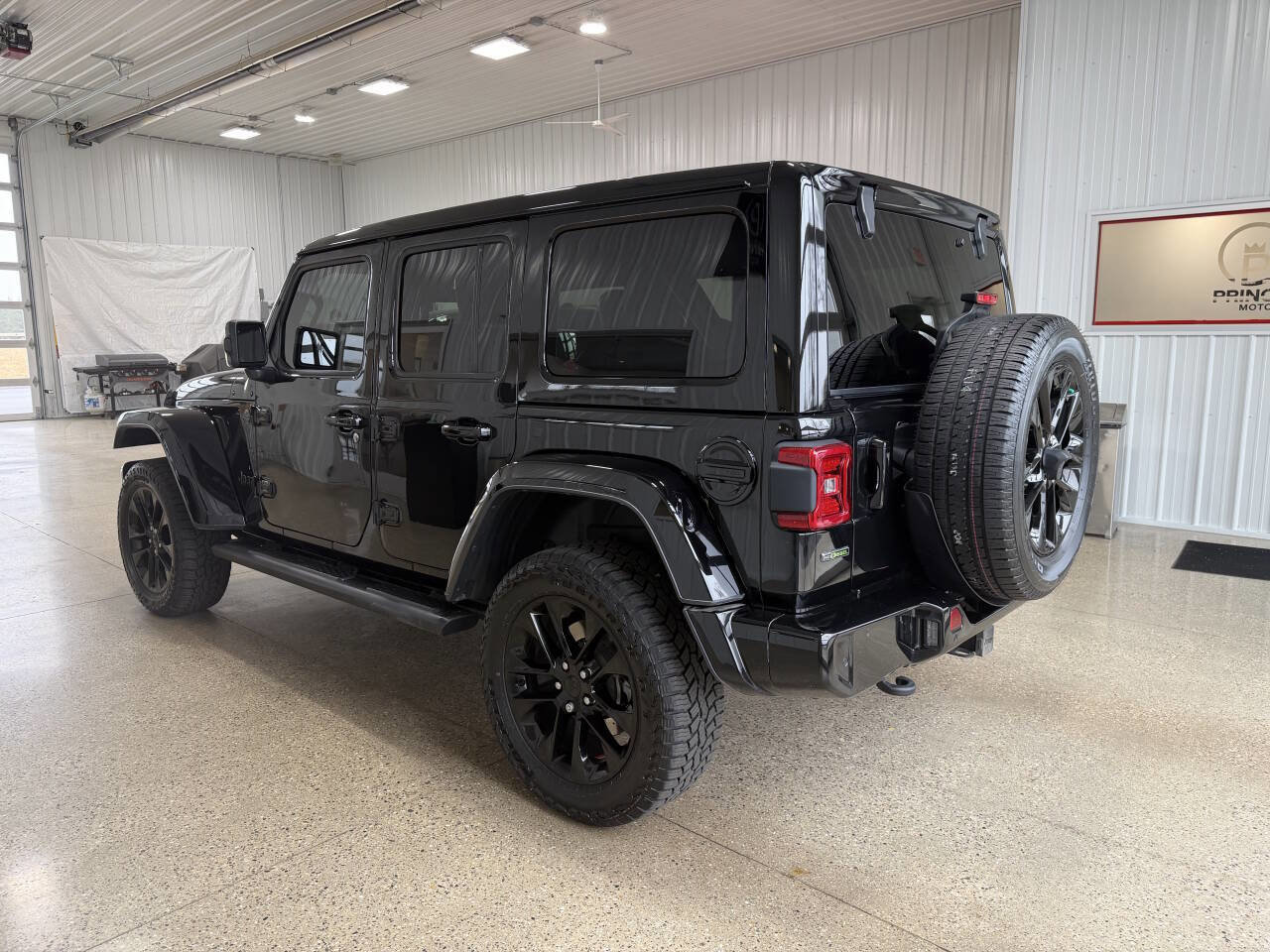Used 2021 Jeep Wrangler Unlimited Sahara AWD/4WD image 3