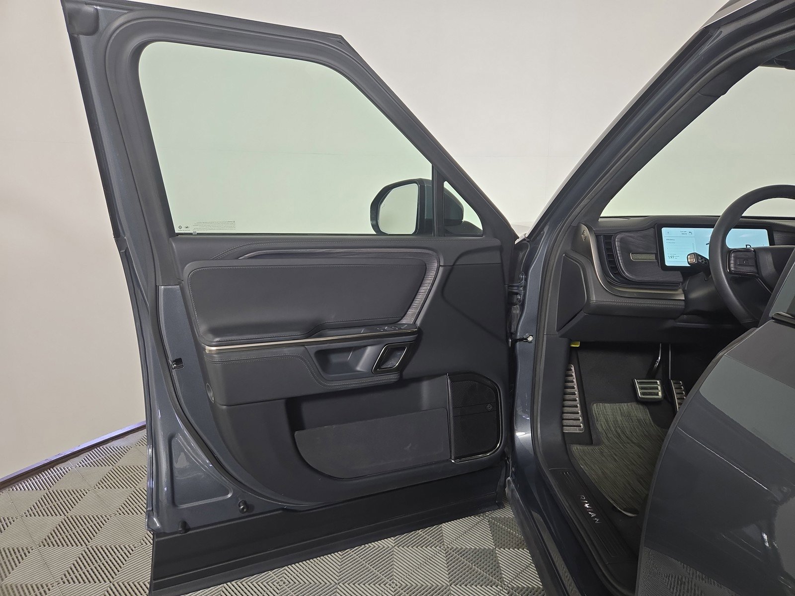 Used 2024 Rivian R1S Adventure AWD/4WD image 16