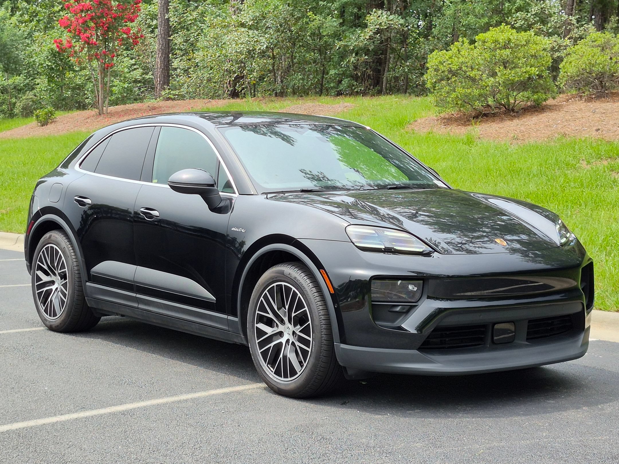 Certified 2025 Porsche Macan Electric RWD image 33