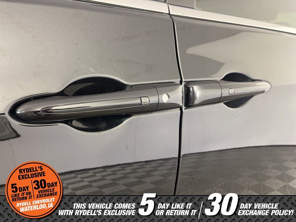 Used 2023 Chrysler Pacifica Touring-L image 14