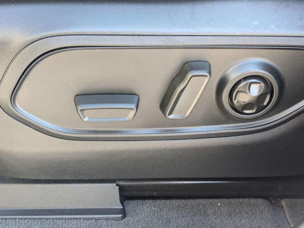 Used 2023 Jeep Grand Cherokee Limited w/ Black Appearance Package image 14