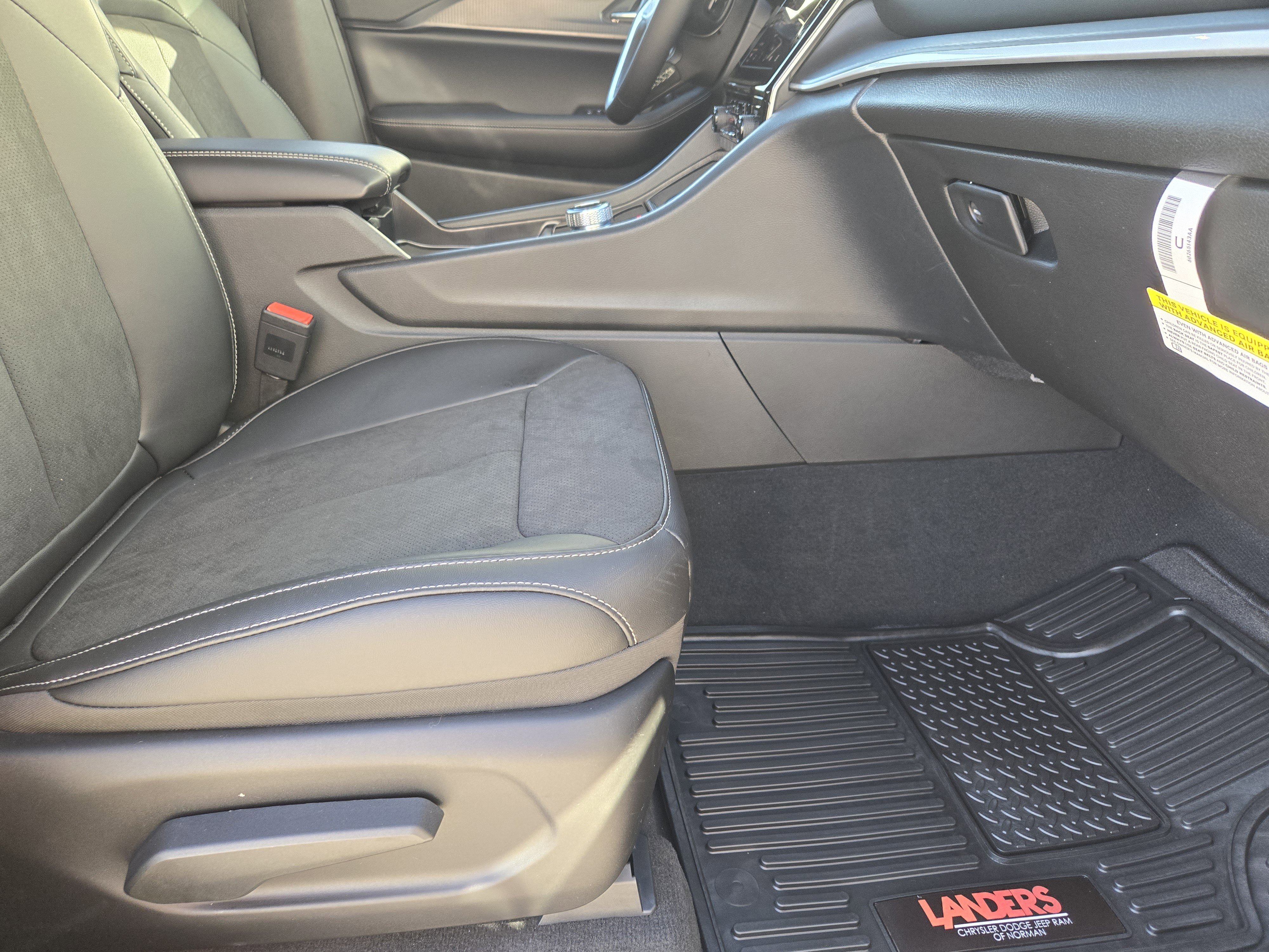 New 2025 Jeep Grand Cherokee L Laredo image 12