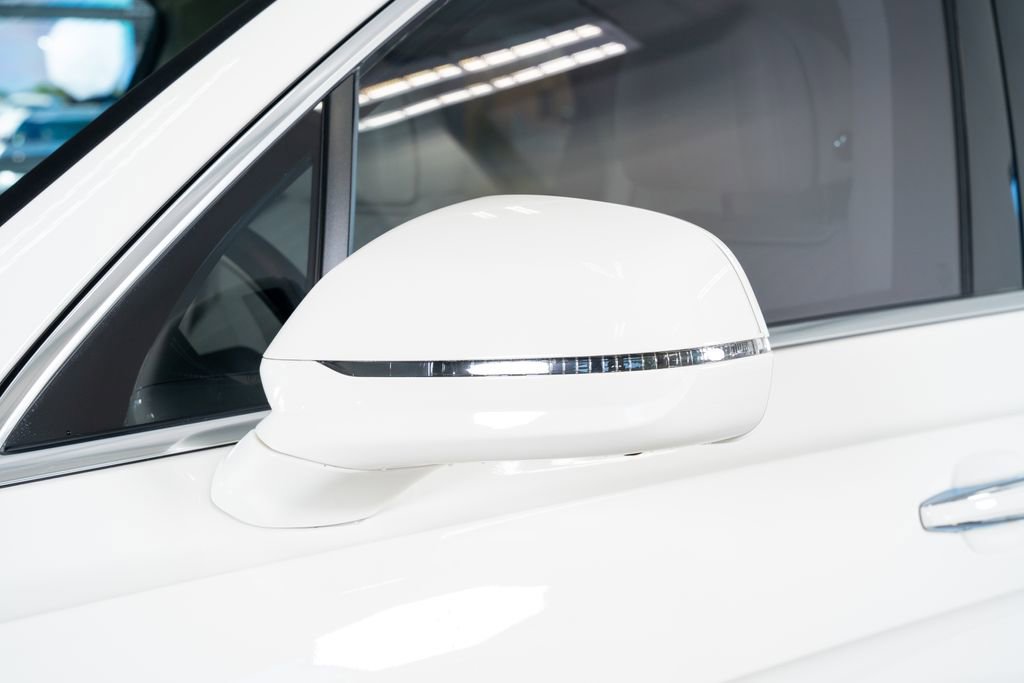 Used 2021 Bentley Bentayga Plug-In Hybrid image 22