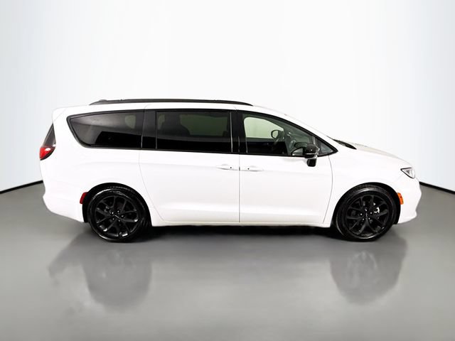 Used 2025 Chrysler Pacifica Limited FWD image 8