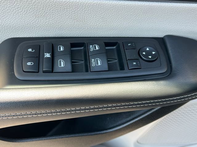 Used 2024 Chrysler Pacifica Touring-L image 16