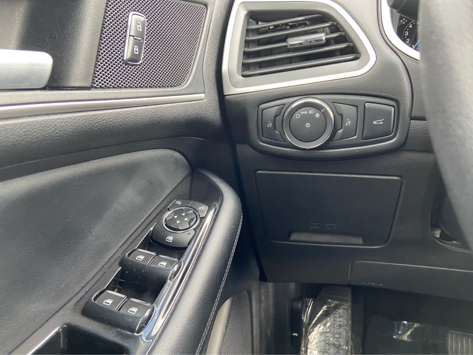 Used 2018 Ford Edge SEL w/ Equipment Group 201A AWD/4WD image 24