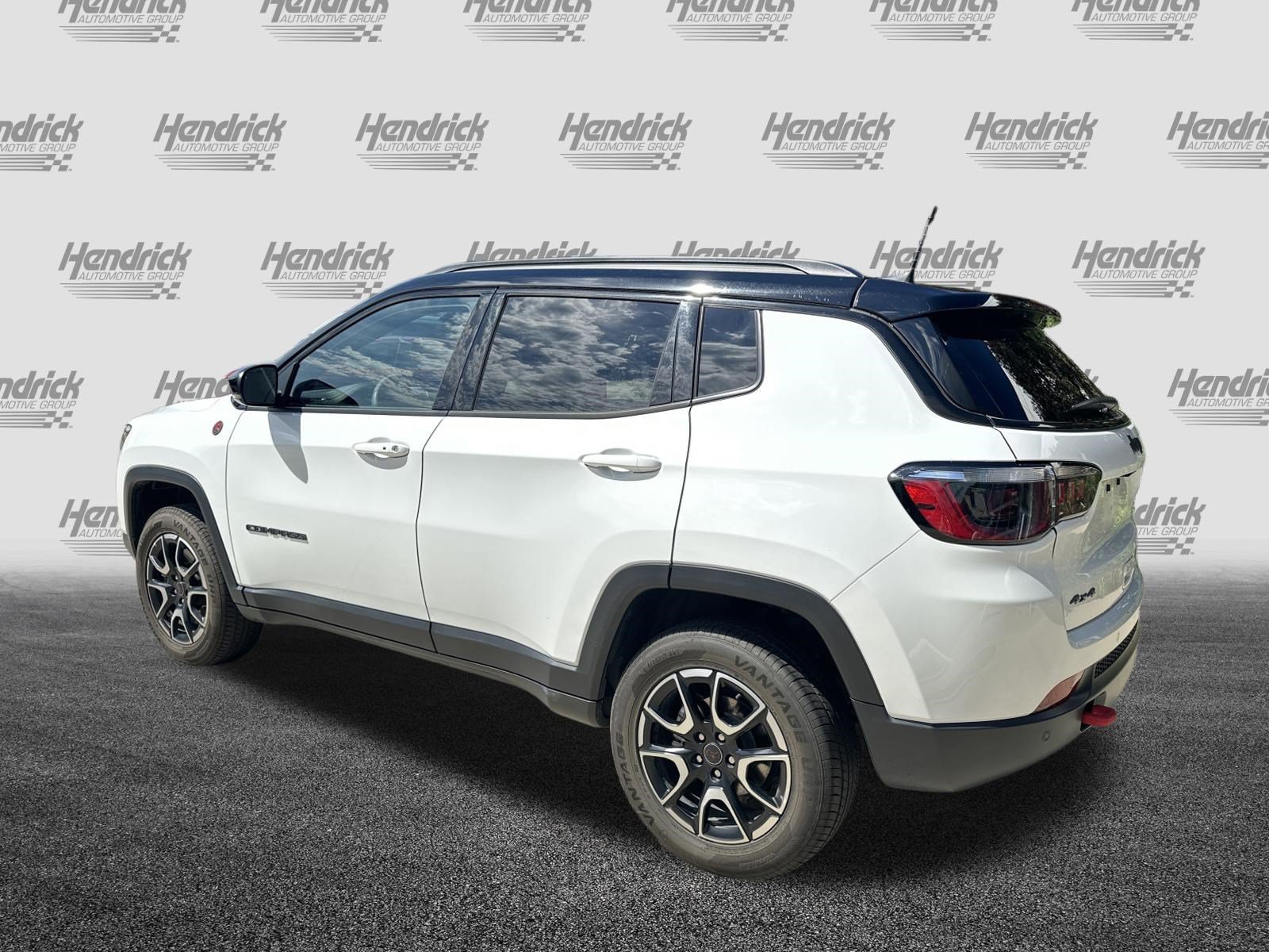 Used 2025 Jeep Compass Trailhawk AWD/4WD image 8