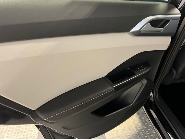 Certified 2025 Volkswagen Taos SE image 17