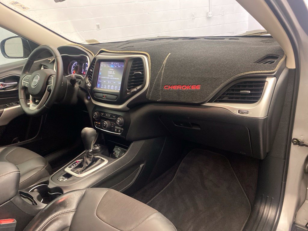 Used 2018 Jeep Cherokee Latitude Plus w/ Trailer Tow Group AWD/4WD image 25
