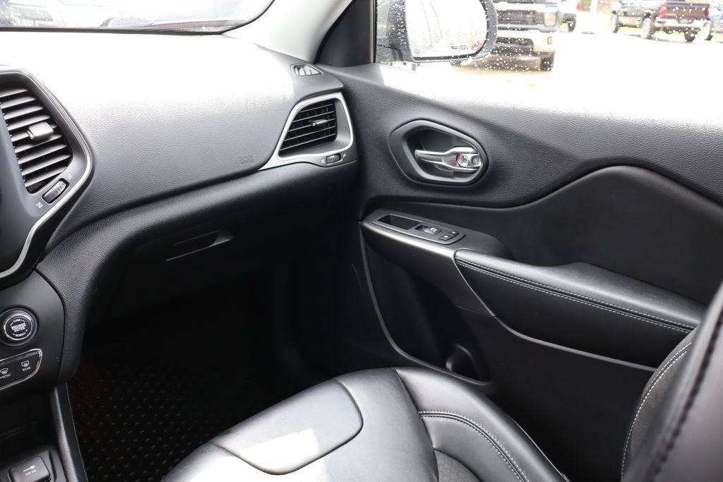 Used 2020 Jeep Cherokee Latitude Plus w/ Cold Weather Group AWD/4WD image 39