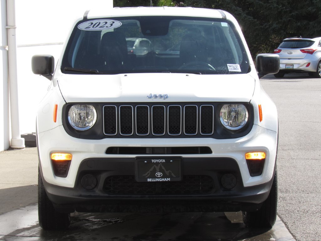 Used 2023 Jeep Renegade Latitude AWD/4WD image 3