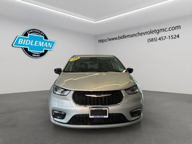 Used 2024 Chrysler Pacifica Touring-L image 2