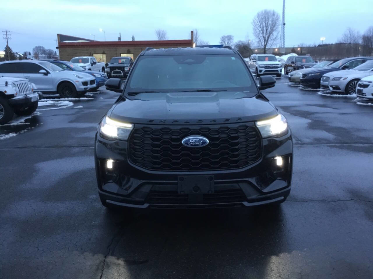Used 2025 Ford Explorer ST-Line image 2