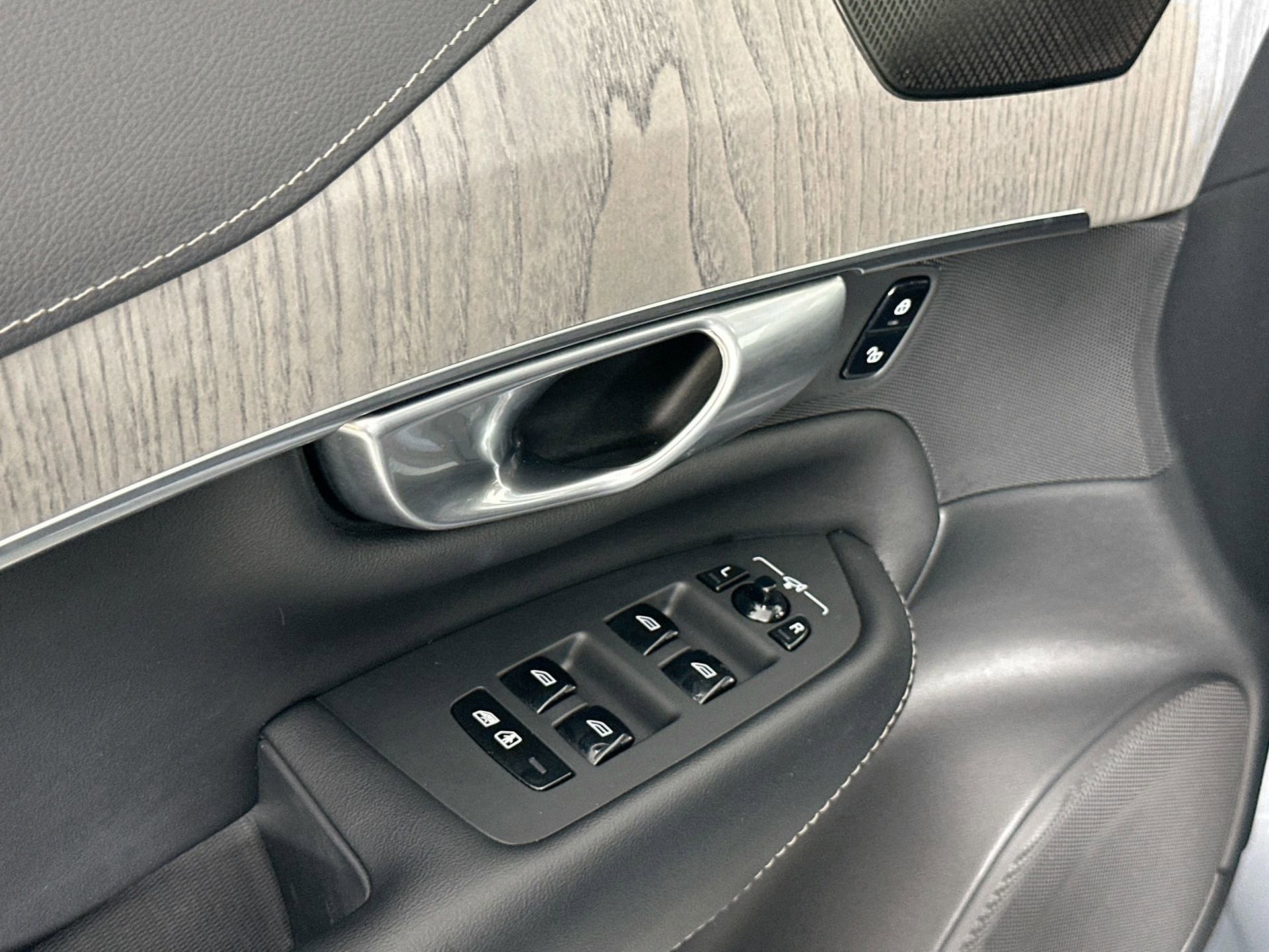 Certified 2023 Volvo XC90 B6 Ultimate w/ Protection Package Premier image 18