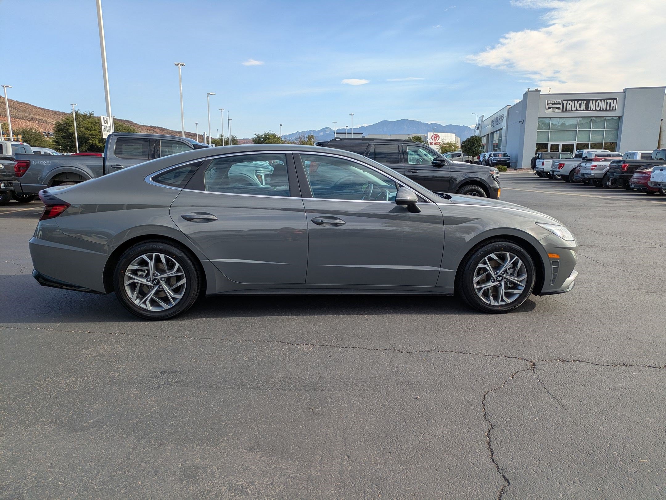 Used 2023 Hyundai Sonata SEL FWD image 2