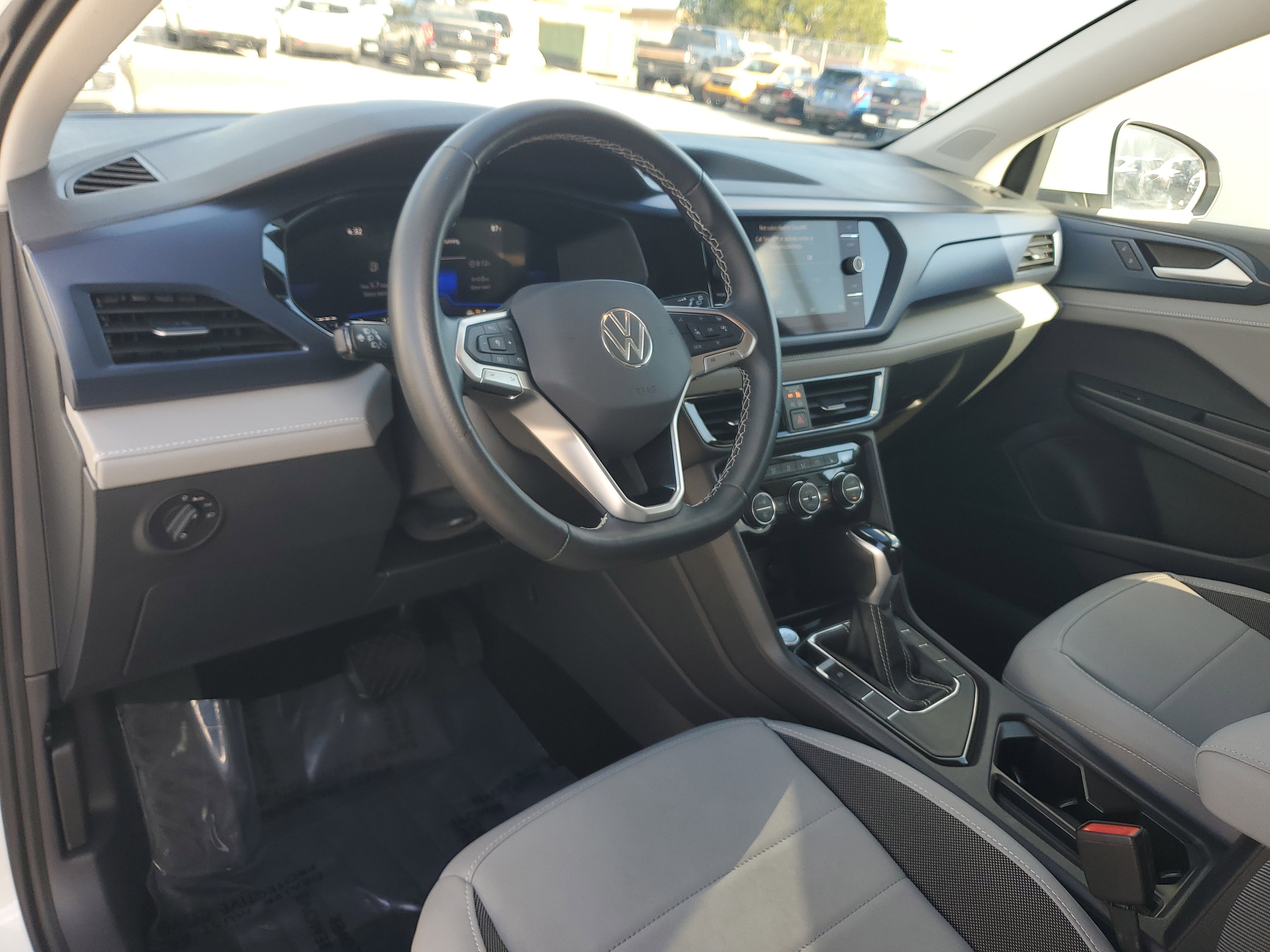 Used 2024 Volkswagen Taos SE image 9