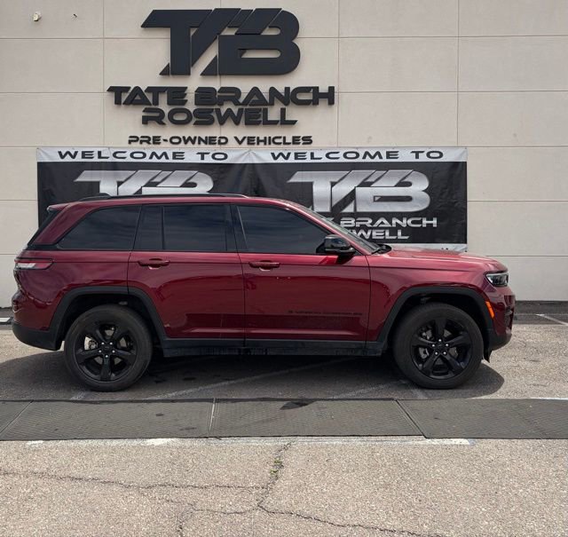Used 2025 Jeep Grand Cherokee Altitude AWD/4WD image 5