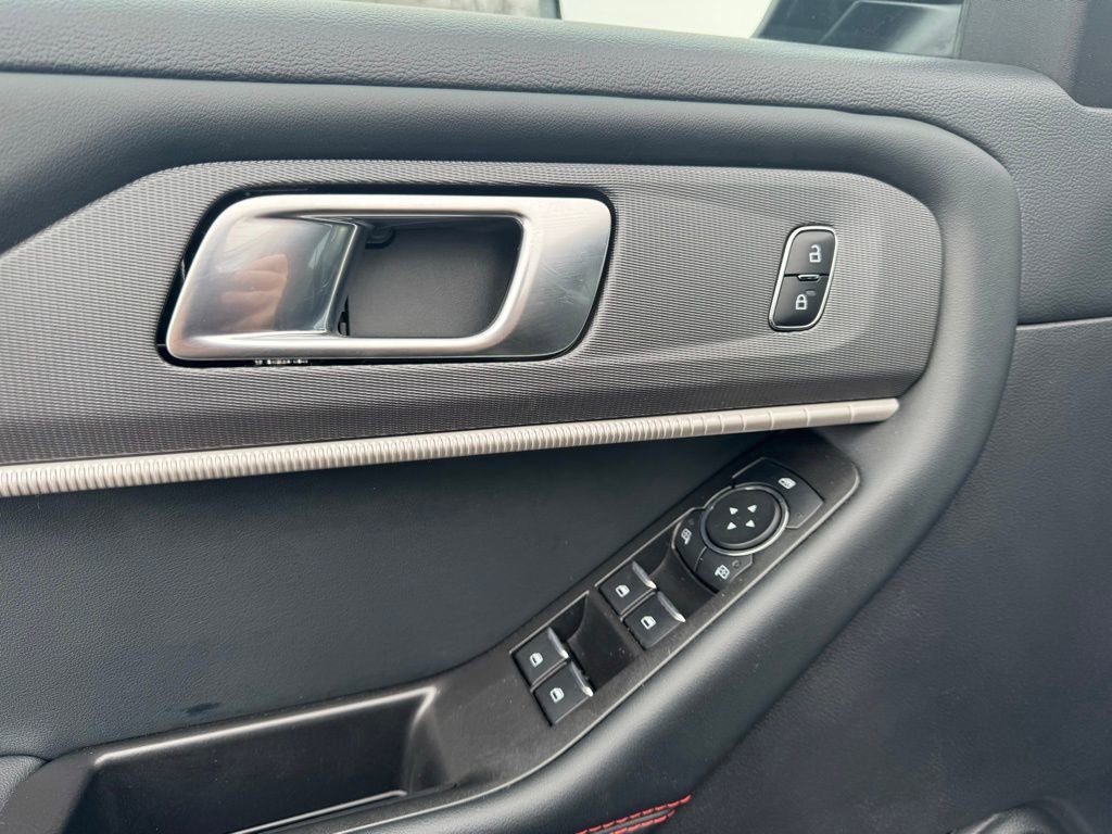 Used 2025 Ford Explorer ST-Line w/ ST-Line Street Pack image 3