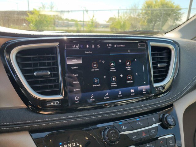 Used 2023 Chrysler Pacifica Touring-L image 22