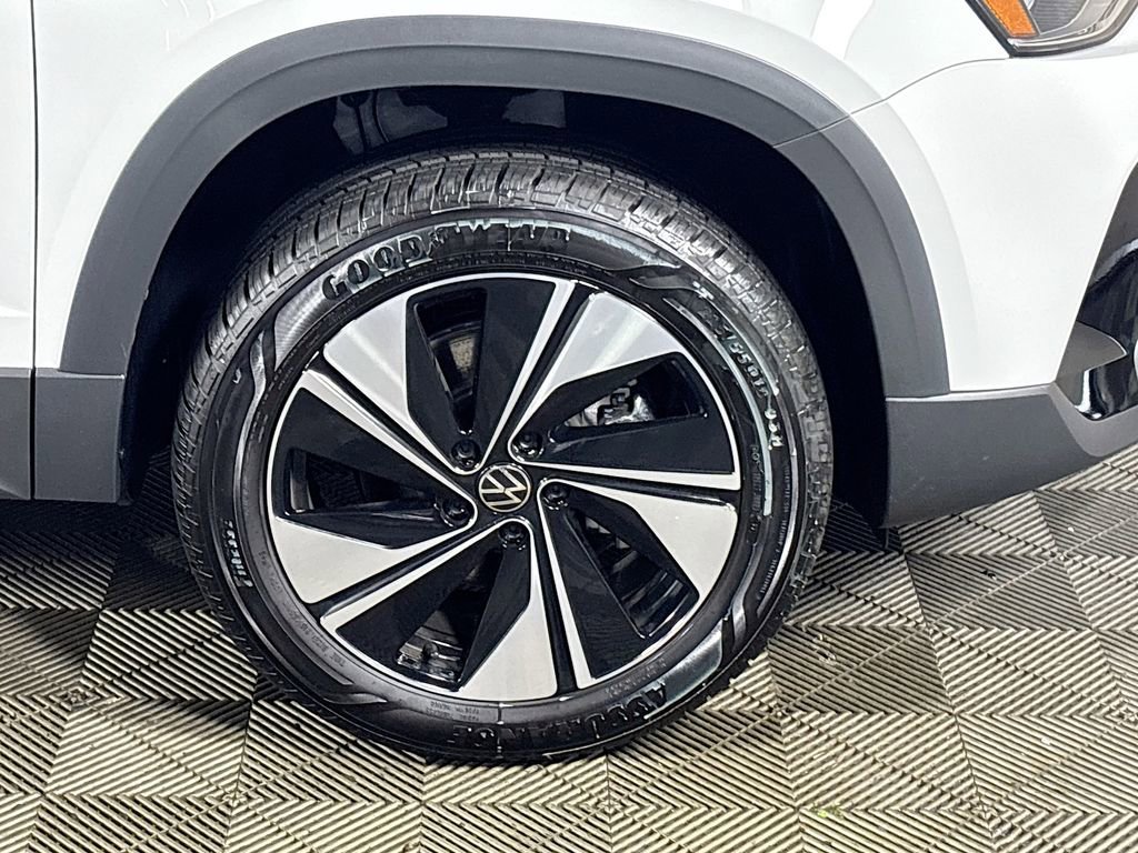 New 2025 Volkswagen Taos SE image 23