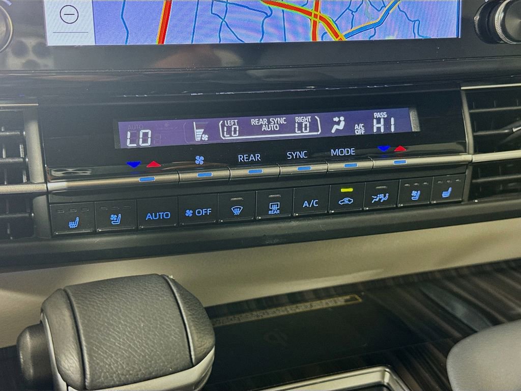 Used 2024 Toyota Sienna Limited image 18