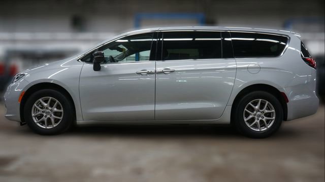 Used 2024 Chrysler Pacifica Touring-L image 4