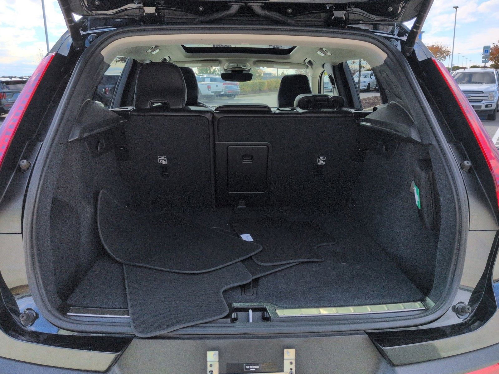 Certified 2024 Volvo XC40 B5 Ultimate w/ Protection Package Premier image 26