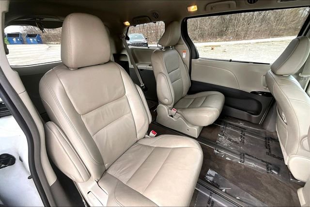Used 2019 Toyota Sienna XLE w/ XLE Navigation Package image 27