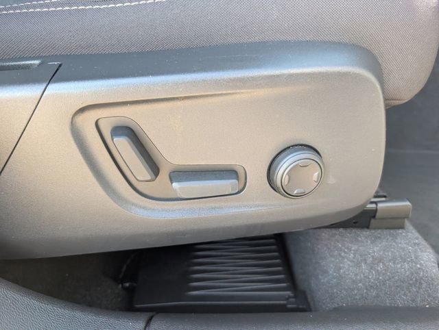 Used 2023 Volvo XC40 B5 Core image 24