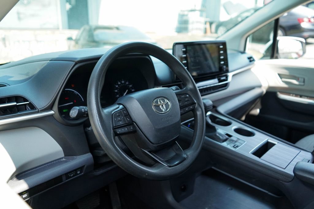 Used 2024 Toyota Sienna LE image 7