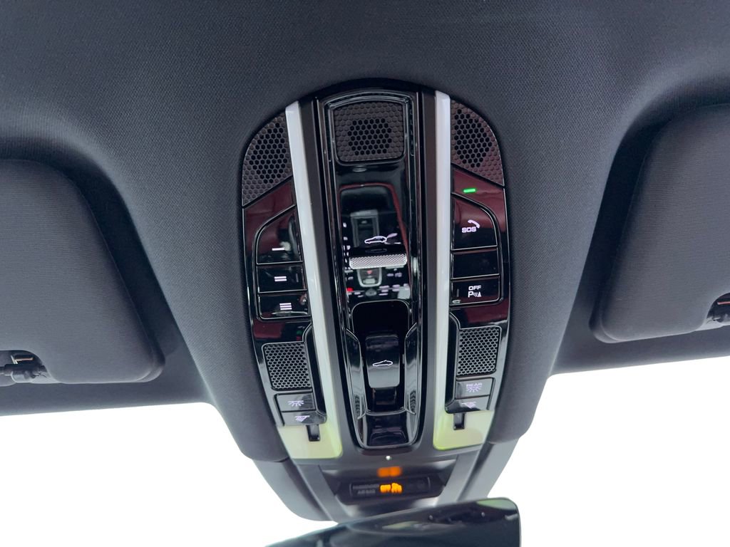 Used 2023 Porsche Cayenne Platinum Edition image 34