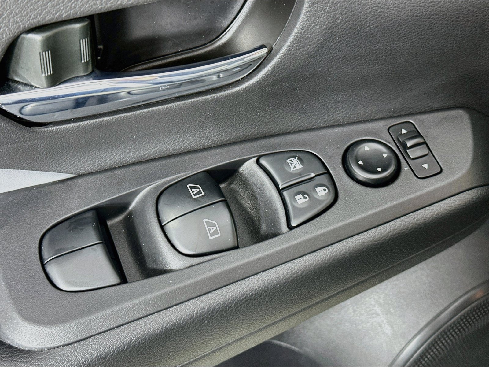 Used 2023 Nissan Kicks SR w/ SR Premium Package FWD image 17