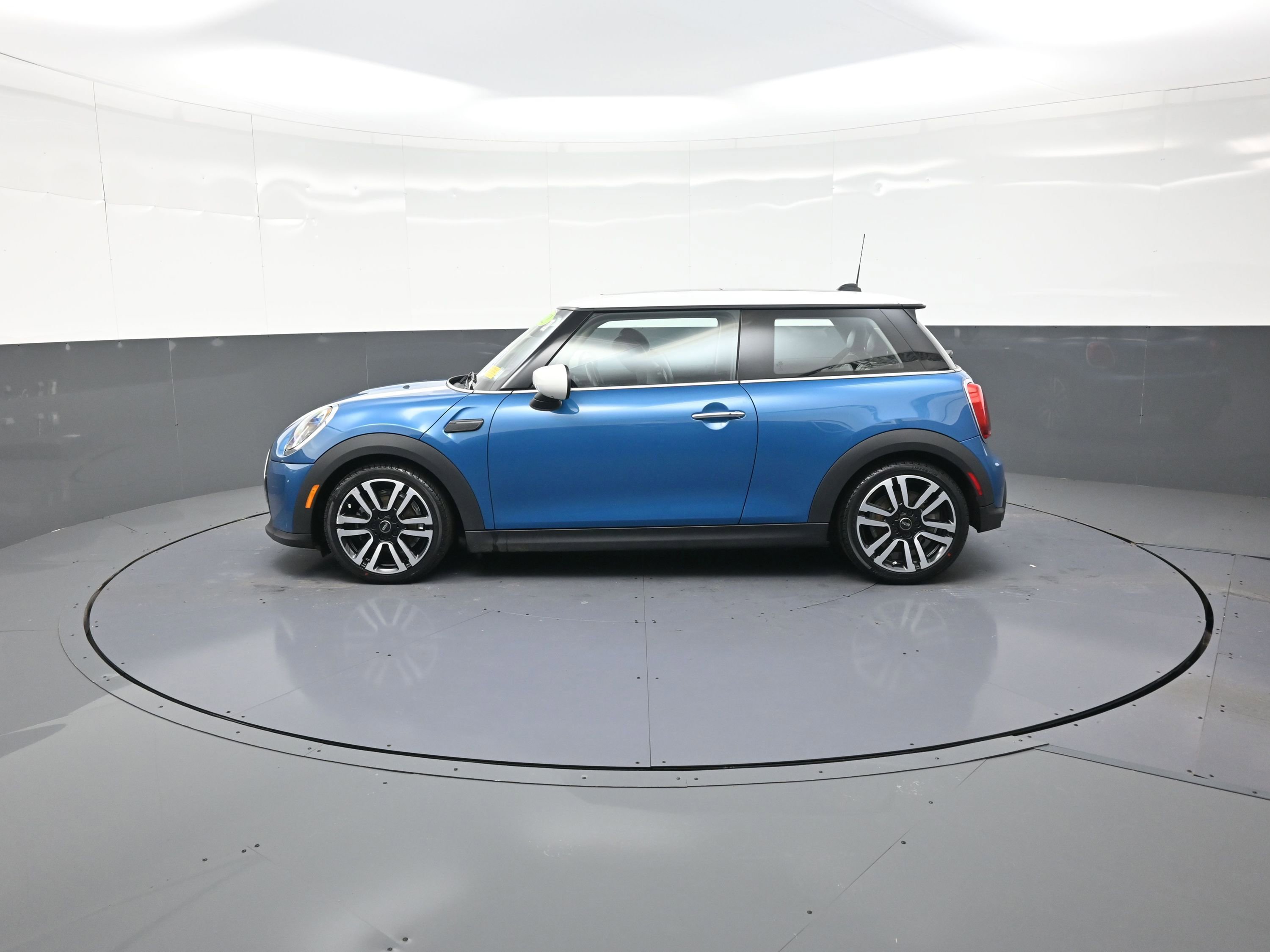 Used 2022 MINI Cooper 2-Door Hardtop image 6