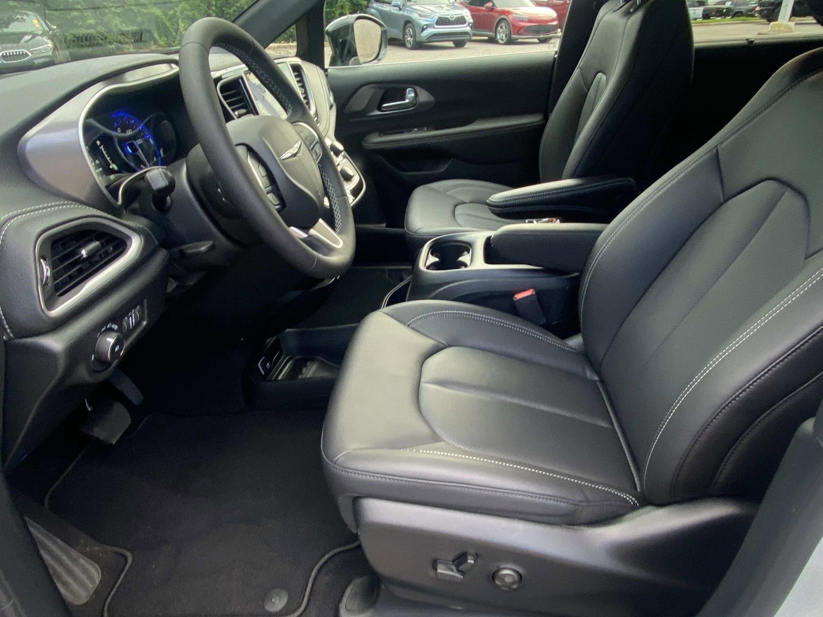 New 2026 Chrysler Pacifica Select image 13