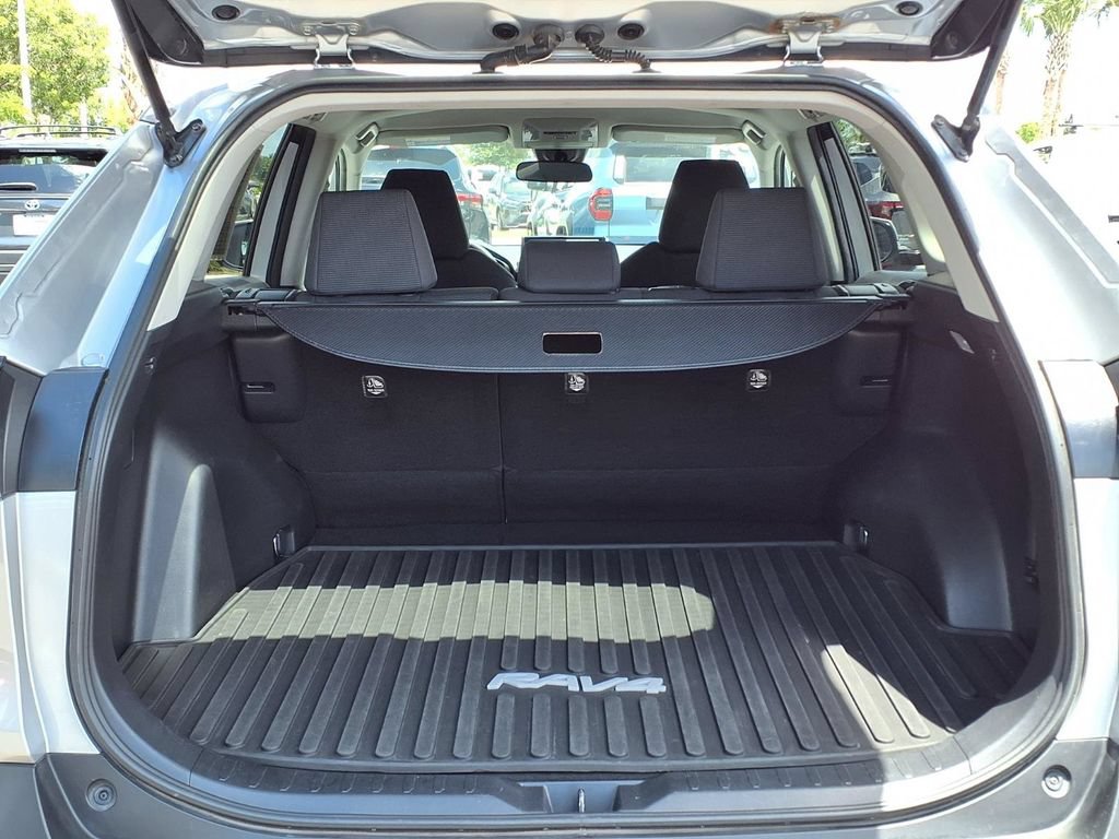 Used 2021 Toyota RAV4 LE AWD/4WD image 17