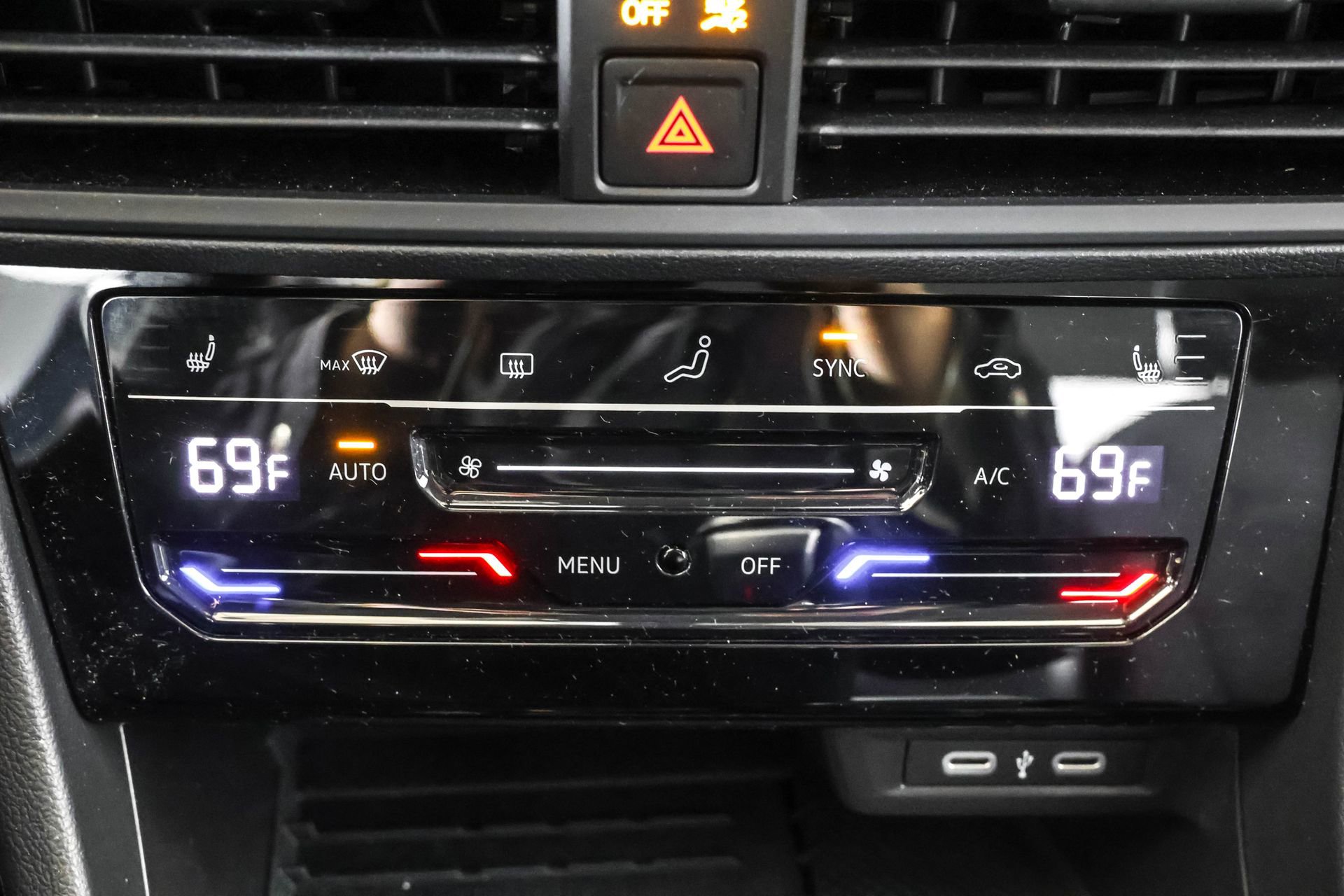 Used 2025 Volkswagen Jetta SE w/ Black Wheel Package image 30