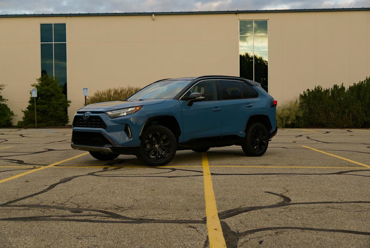 Used 2022 Toyota RAV4 XSE AWD/4WD image 3