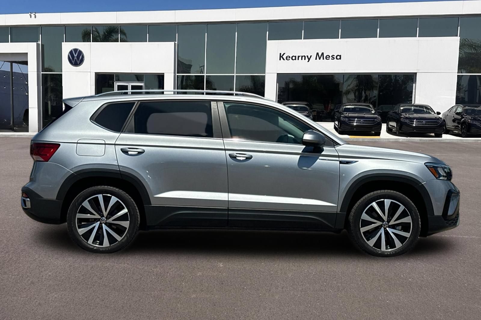 Used 2023 Volkswagen Taos SE FWD image 3