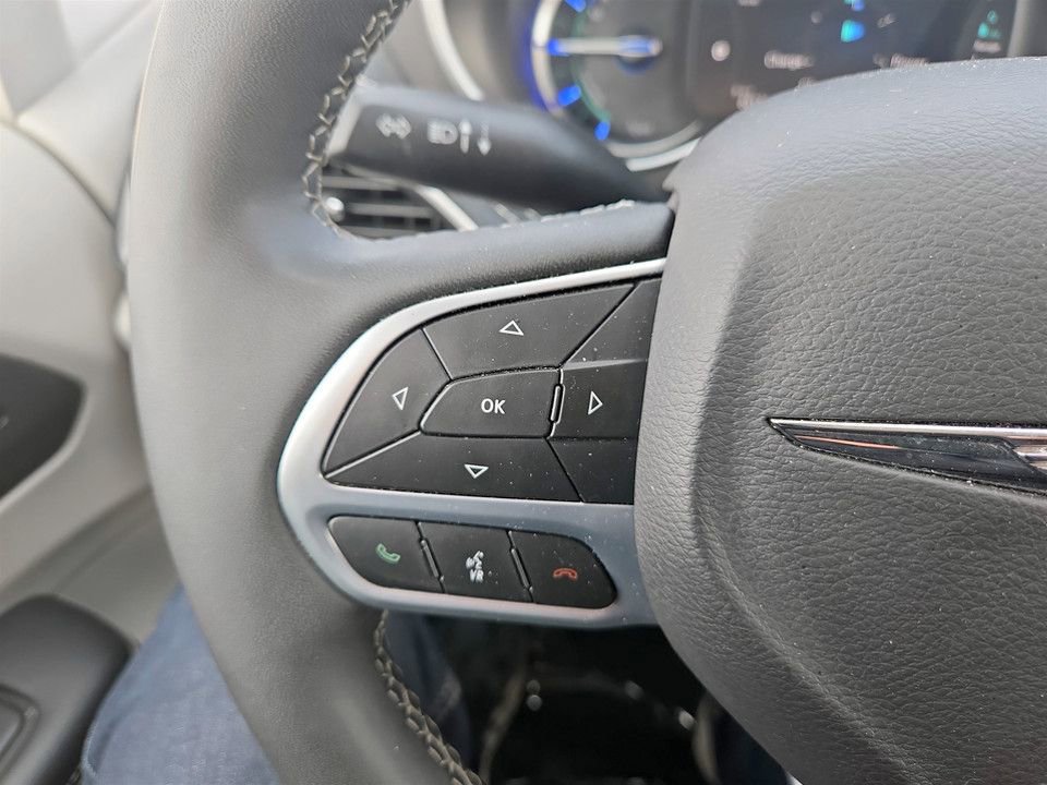 Used 2024 Chrysler Pacifica Select image 18