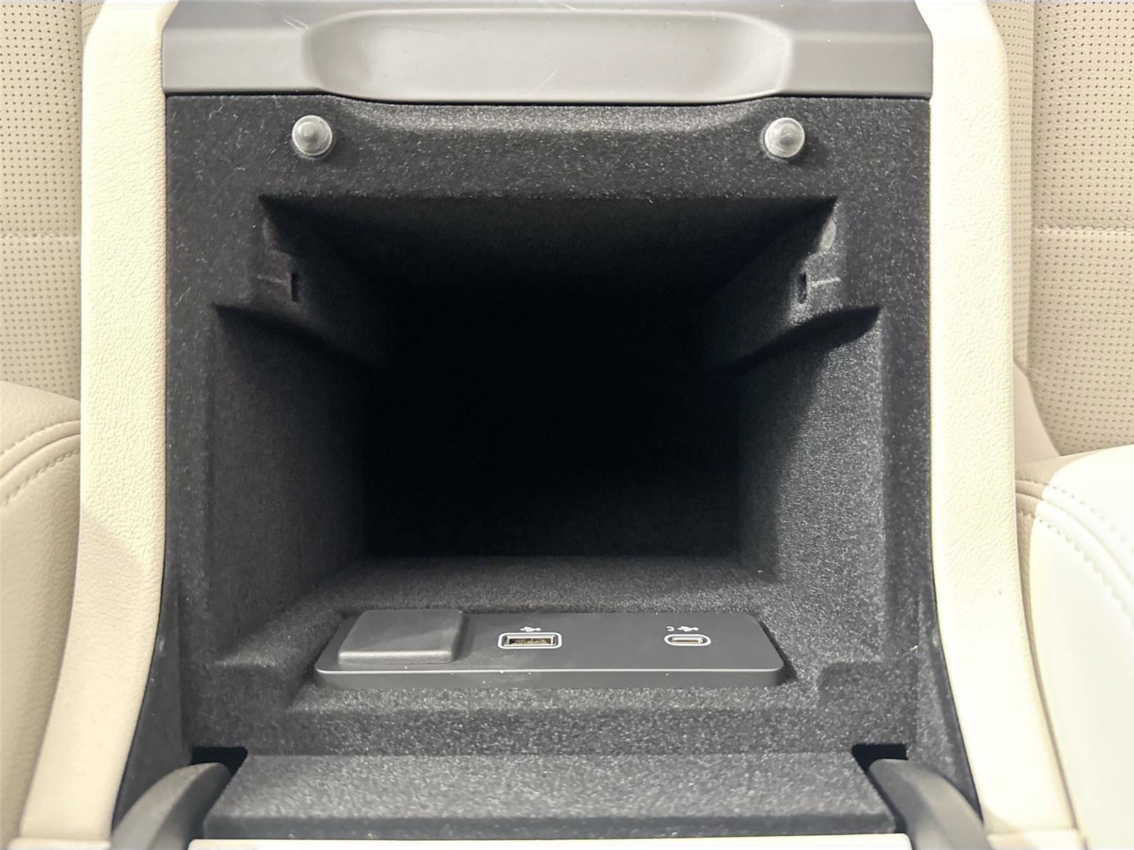 Used 2024 Jaguar XF R-Dynamic SE image 36