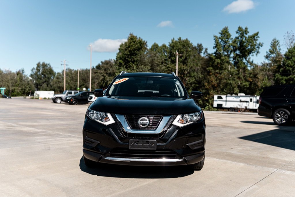 Used 2018 Nissan Rogue SV image 2